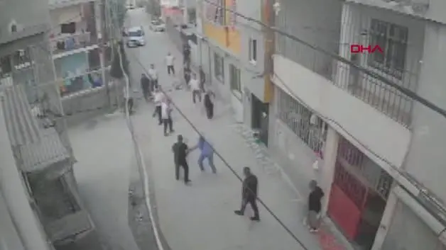 Kavgada otomobilini kalabalığın üzerine sürdü: 1’i ağır 4 yaralı