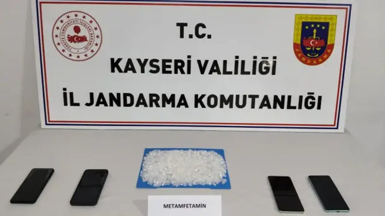 Kayseri’de jandarmadan uyuşturucu operasyonu: Araçtan yarım kilodan fazla zehir çıktı!