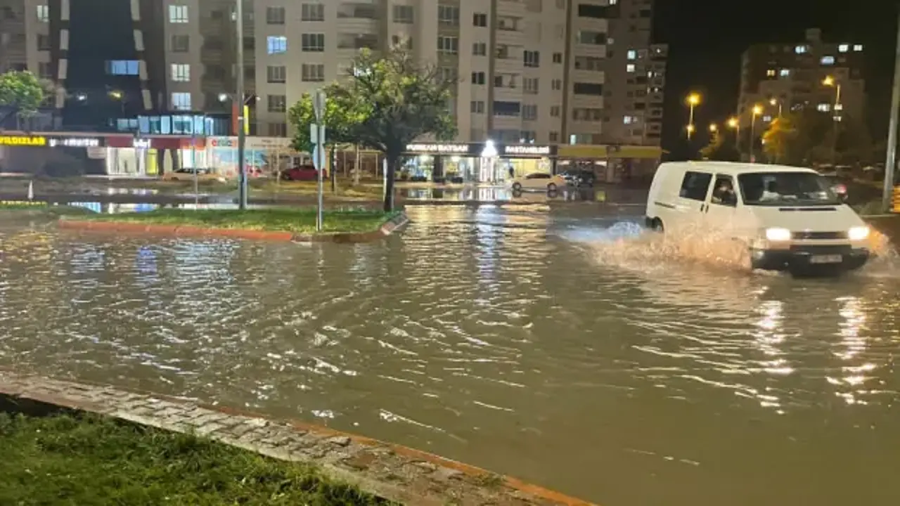 Kayseri'de sağanak sele dönüştü; yollar göle döndü