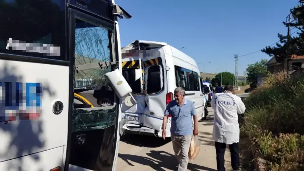 Kırşehir'de işçi servisleri çarpıştı: 1'i ağır 17 yaralı
