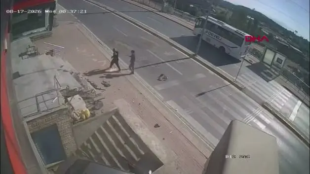 Kocaeli'de otomobil üzerlerine uçtu! Ezilmekten saniyelerle böyle kurtuldular