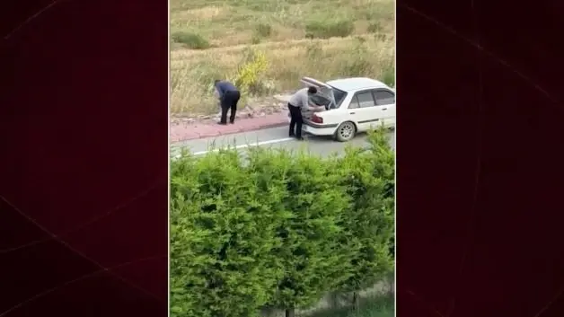 Konya'da iki kişi yol kenarındaki kaldırım taşlarını söküp araçlarına yükledi