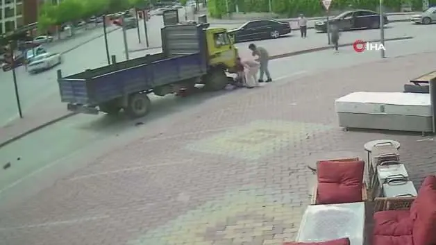 Konya'da kamyonetin altında kalan elektrikli bisiklette can pazarı yaşandı