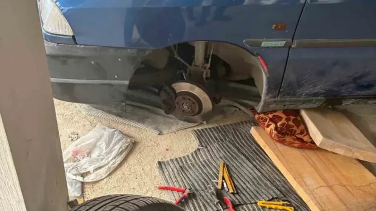 Krikonun kaymasıyla 1,5 tonluk otomobilin altında kalıp, ağır yaralandı