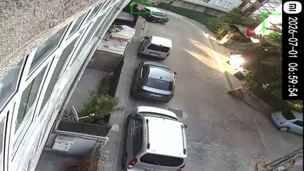 Küçükçekmece'de kasklı saldırgan kurşun yağdırıp kaçtı!