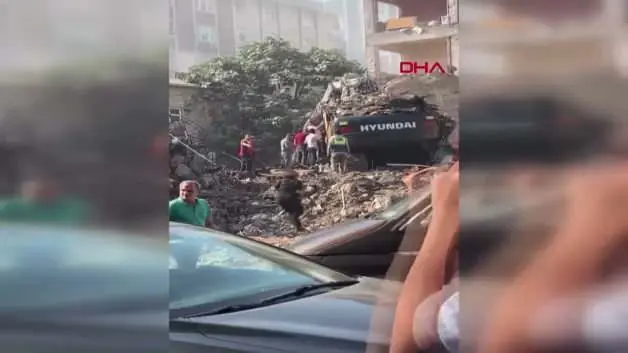 Küçükçekmece'de korkutan anlar: Yıkılan bina iş makinesinin üzerine çöktü