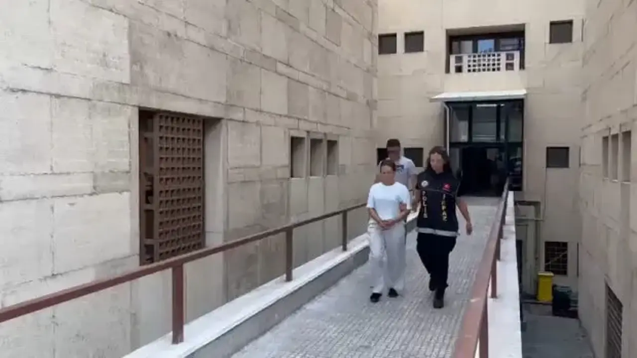 Kurye diye açtı, polis çıktı! 'Kargocu sandım'