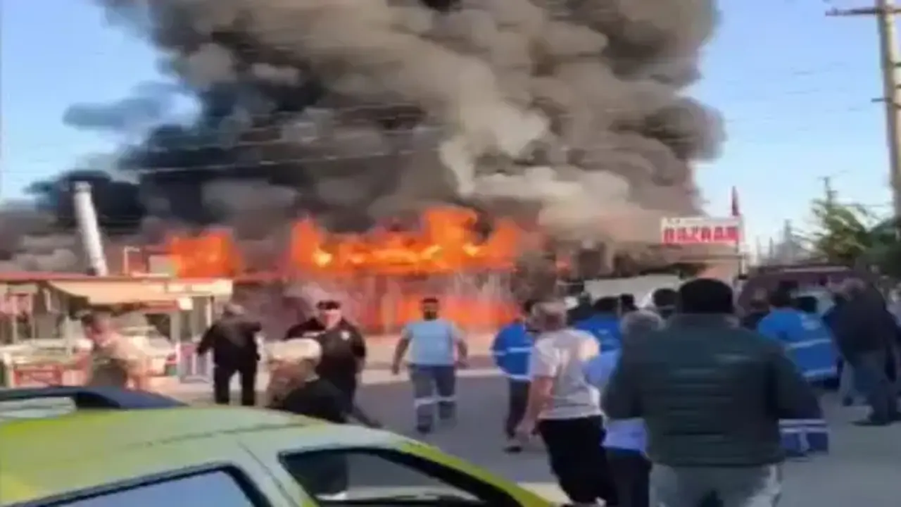 Kuşadası'nda yangın paniği: Alevler pazar yerini sardı