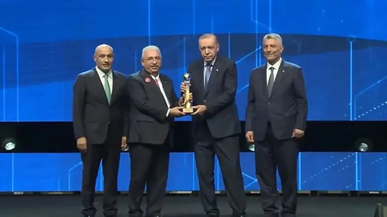 Kuyumculuk sektörü ihracat şampiyonu Ahlatcı, ödülü Cumhurbaşkanı Erdoğan’ın elinden aldı