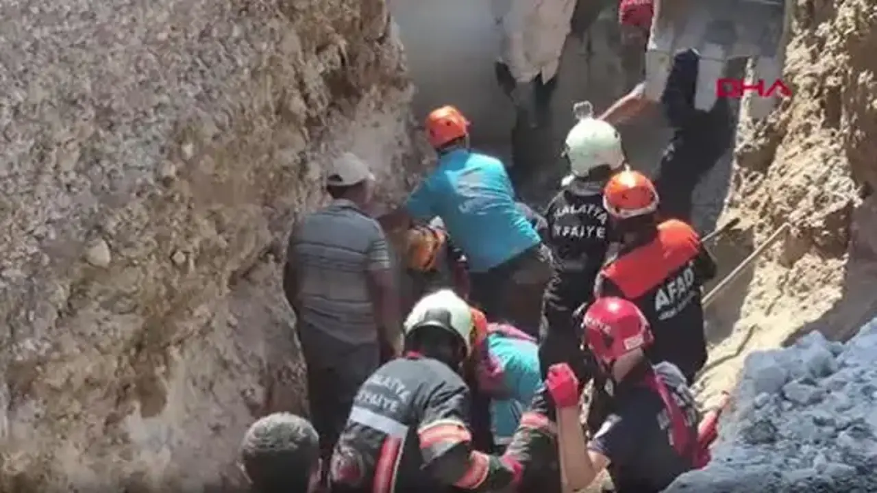 Malatya'da konut inşaatında göçük! Toprak altında kalan işçiler kurtarıldı