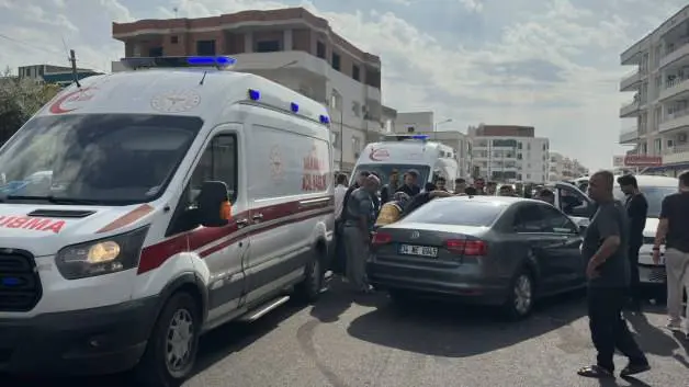 Mardin'de otomobilin araçtan inen çocuğa çarptığı kaza kamerada
