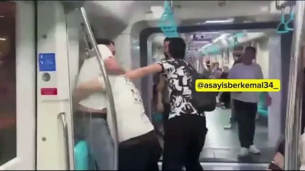 Marmaray’da kavga ettiler kavgayı ayırmaya çalışan güvenliğe saldırdılar!