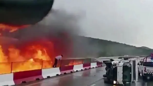 Meksika'da kaygan yolda kontrolünü kaybeden tır alev aldı
