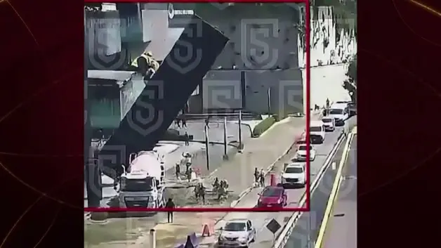 Meksika'da tonlarca ağırlıktaki metal blok otomobilin üzerine düştü: 1 ölü