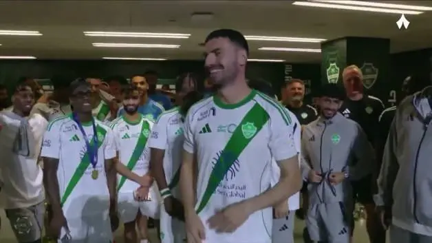 Merih Demiral kupa töreninde “Çırpınırdı Karadeniz” parçası ile stadyumu coşturdu