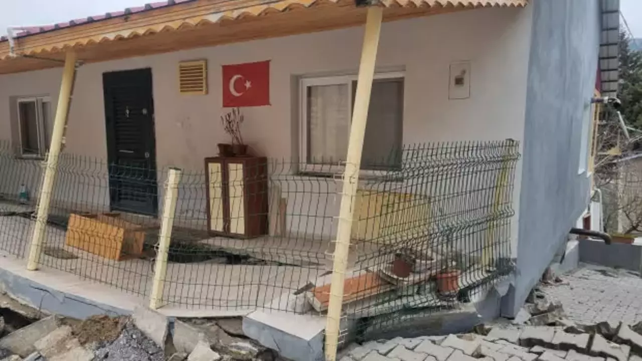 Mersin'de heyelan: Evler zarar gördü, bölgeye giriş yasaklandı!