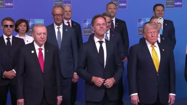 Miçotakis'in Trump ile tokalaşma beklediği anlar Yunan medyasında gündem oldu