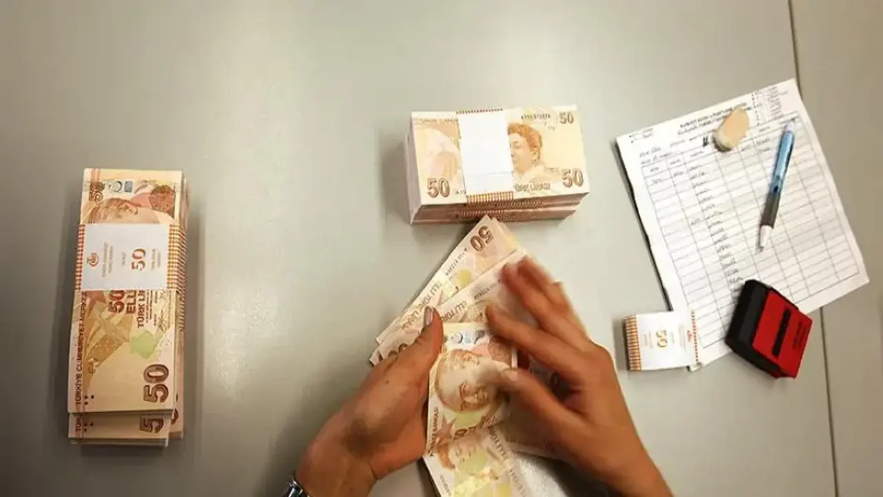 Milyonların gözü banka hesaplarında! Zamlı maaşlar ne zaman yatıyor, İşte ödeme takvimi