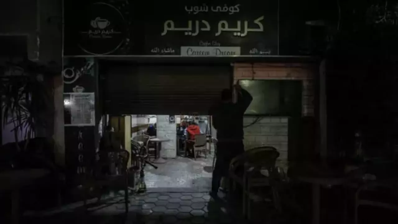 Mısır hükümetinden yeni tasarruf uygulamaları! Sokaklar karanlığa gömüldü