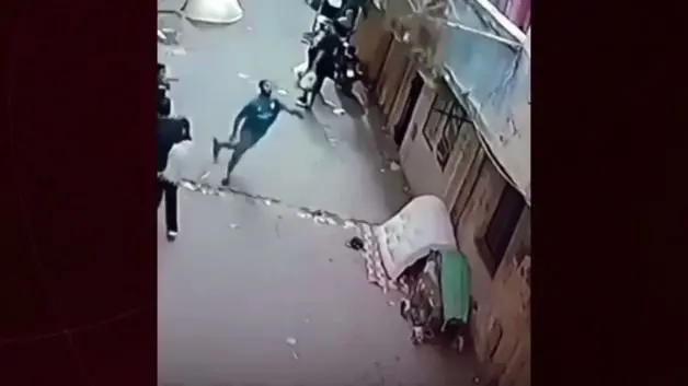 Mısır'da balkondan düşen çocuğu yoldan geçen vatandaş havada yakaladı