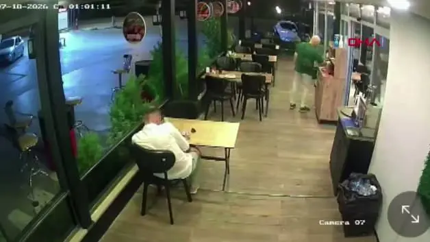 Motosiklet lokantanın içine daldı: Yemek yiyen müşteriyi biçti! O anlar kamerada