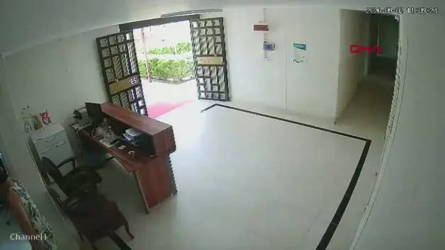 Nefes borusuna kraker kaçan mesai arkadaşını Heimlich manevrasıyla kurtardı