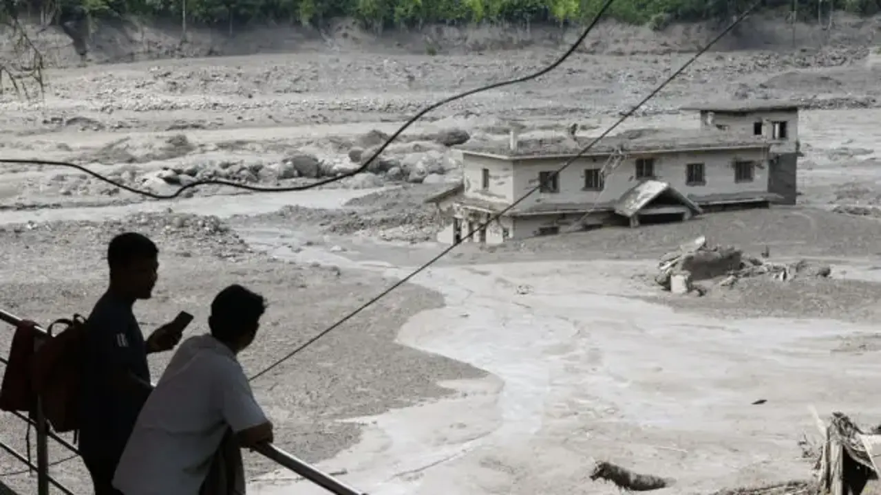 Nepal'de sel 8 can aldı!