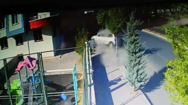 Nevşehir'de kontrolden çıkan otomobil apartman bahçesine uçtu