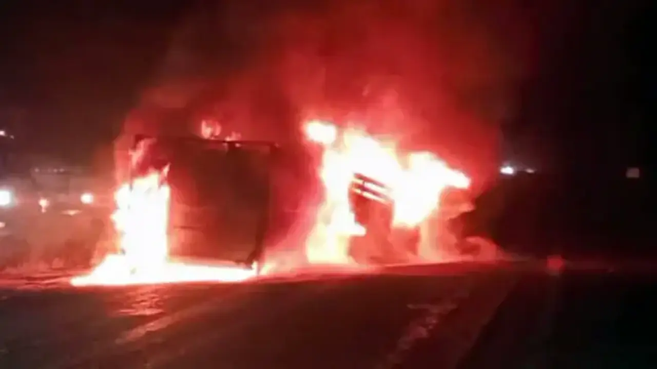 Niğde- Kayseri yolunda traktörle çarpışan kamyonet alev aldı