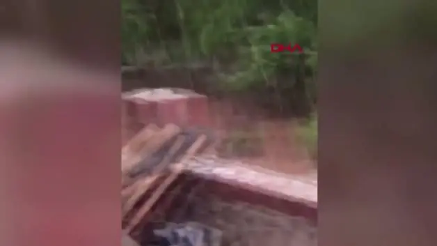 Niğde'de sel felaketi: 3 araç sulara kapıldı, 1 kişi öldü