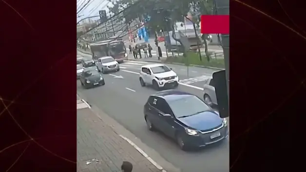 Öfkeli sürücü aynasına vuran bisikletliye dehşeti yaşattı