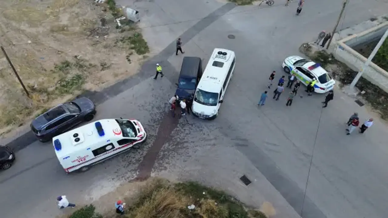 Okul servisi ile hafif ticari araç çarpıştı: 6 yaralı