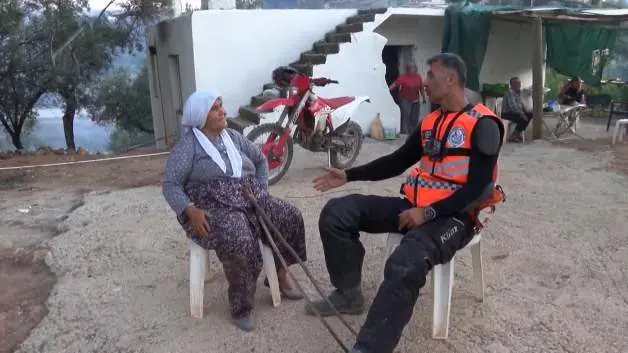 Orman gönüllüsü alevlere daldı, yaşlı kadın ve keçileri kurtarıldı