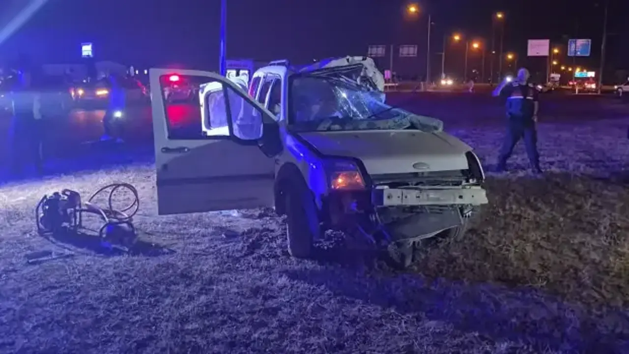 Otobüs ile hafif ticari araç çarpıştı: 2 ölü 3 yaralı
