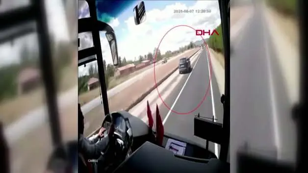 Otomobil ile çarpışan traktör ikiye bölündü