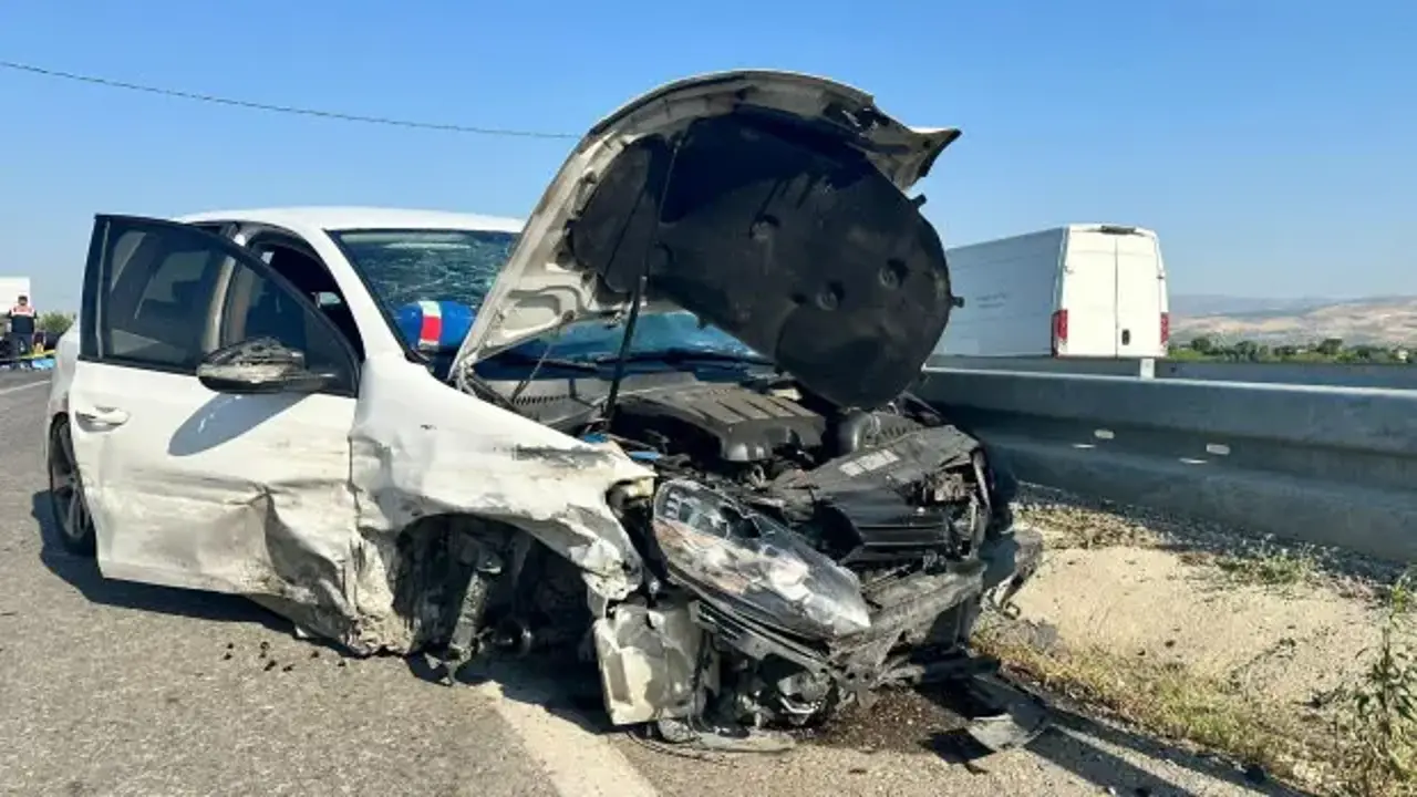 Otomobil motosiklete çarptı: 1 ölü, 1'i bebek 3 yaralı