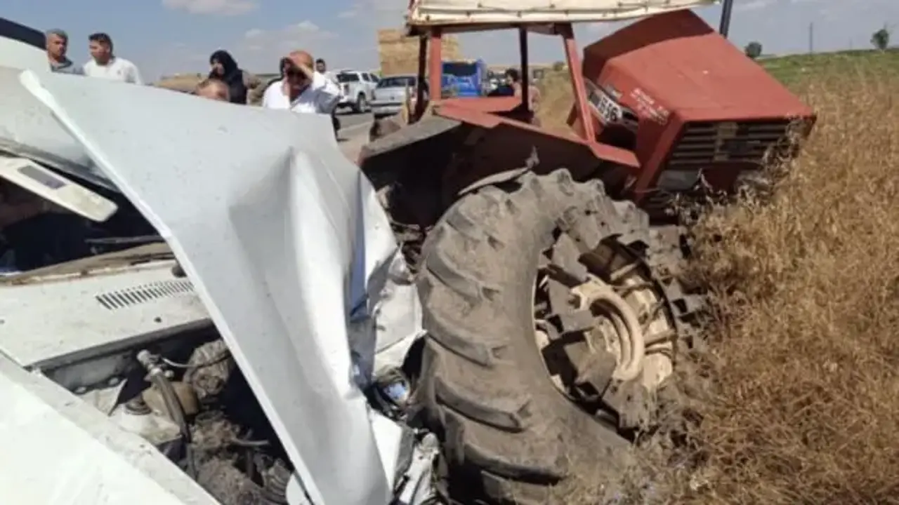 Otomobil park halindeki traktöre çarptı: 3 ölü, 1 yaralı