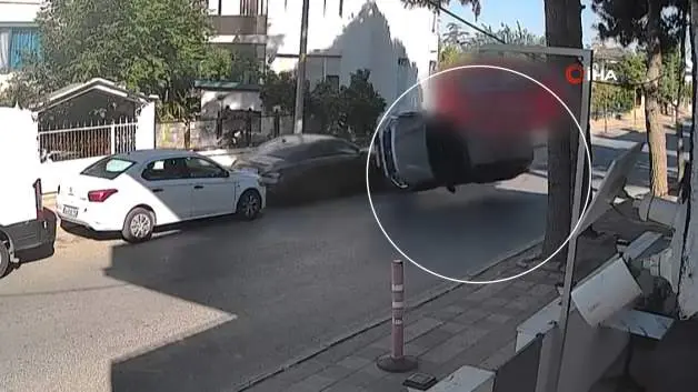 Park halindeki araca çarpan araba takla attı
