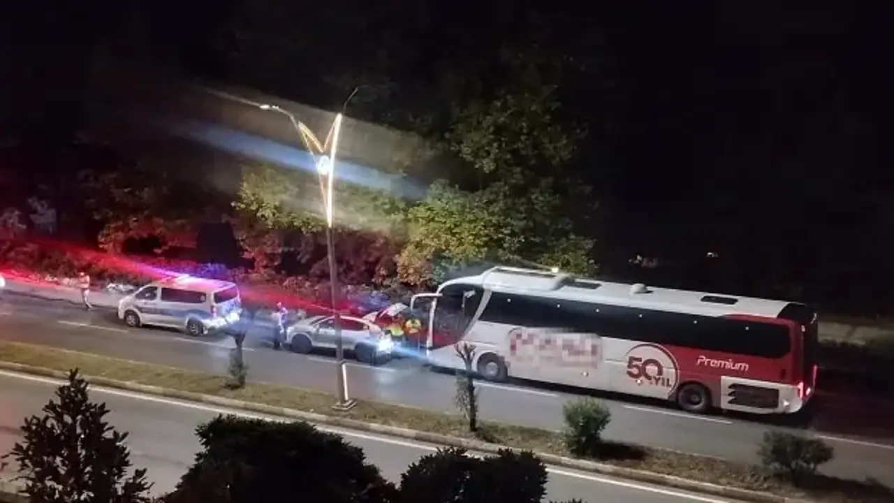 Polis aracına çarpan yolcu otobüsünün şoförü alkollü çıktı!