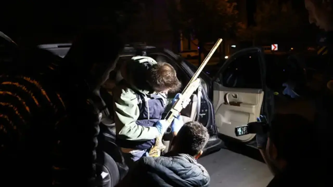 Polisin şüphe üzerine durdurduğu araçtan cinayet şüphelileri çıktı