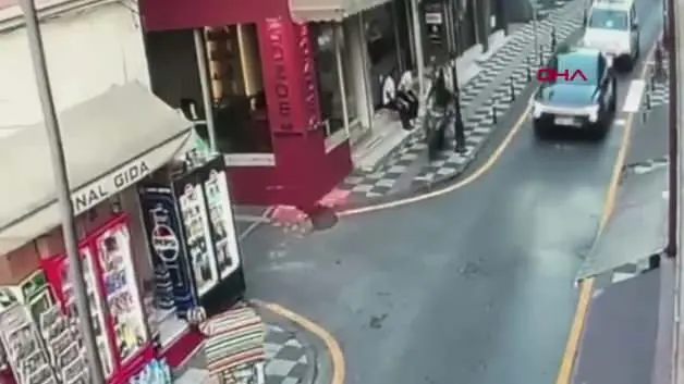 Polisten kaçan motosikletli kaldırımda vali yardımcısına çarpıp kaçtı