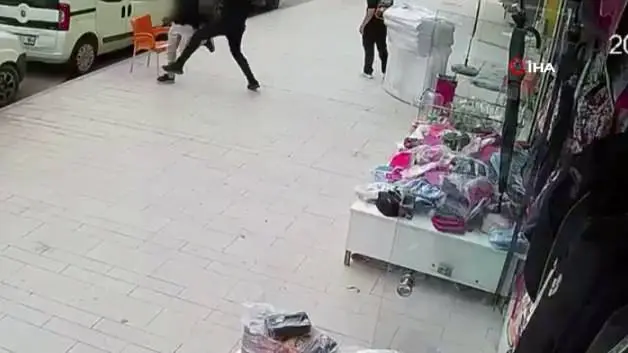 Polisten kaçan şüpheliyi vatandaş yakaladı, o anlar kamerada