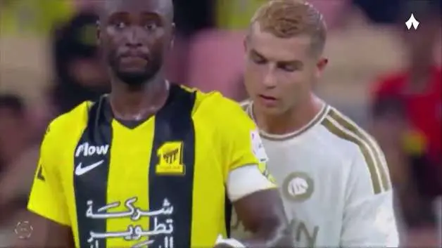 Rakibin taktik notunu okumaya çalışan Ronaldo kameralara yakalandı