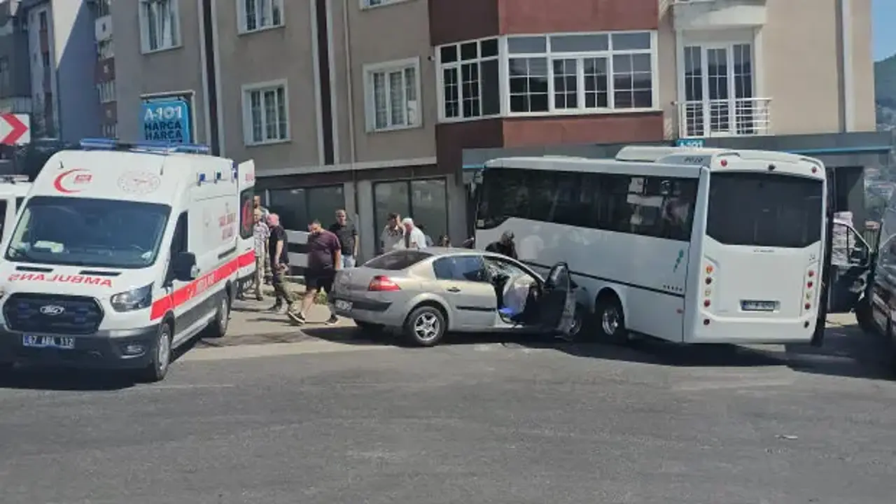 Rampadan inen halk otobüsü otomobille çarpıştı! 7 kişi yaralandı