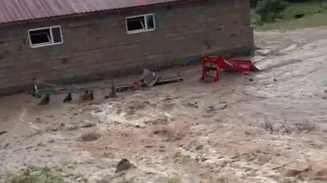 Sağanak sonrası mahalleyi su bastı