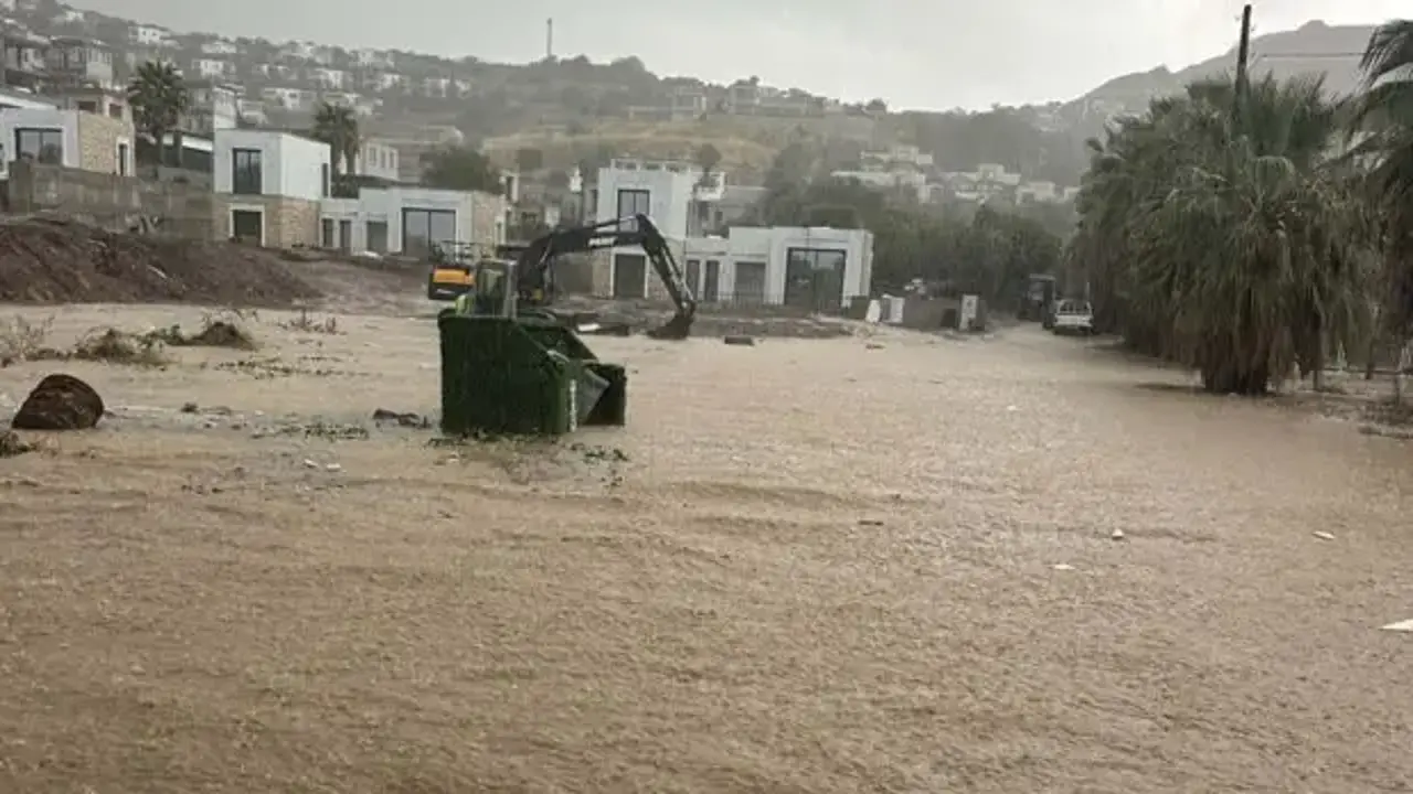 Sağanak vurdu! Yollar göle döndü, iş yerlerini su bastı