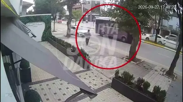 Sakarya'da feci kaza anı kamerada: Otomobilin çarptığı yaya metrelerce havaya fırladı