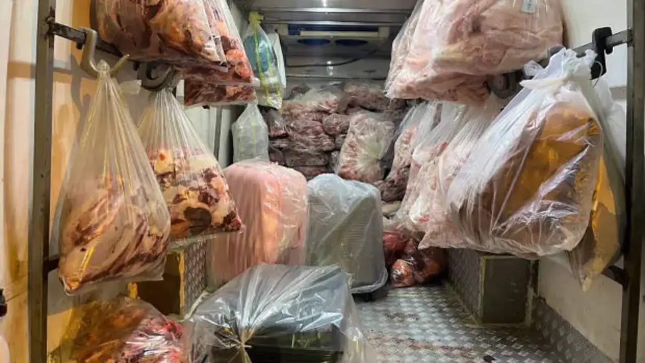 Sakarya'da kamyonetten çıkanlar pes dedirtti! 2,8 ton menşei belirsiz et ele geçirildi