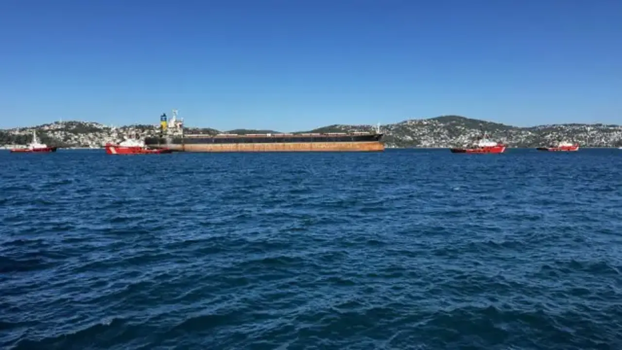 Saldırıya uğrayan gemi İstanbul Boğazı’ndan geçti