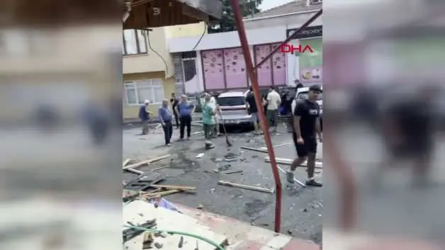 Sarıyer’de fren yerine gaza basan cip sürücüsü 5 aracı biçti: İşte kaza anı